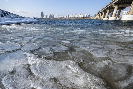 23일 오후 서울 강동구 광나루 한강에 얼음들이 밀려 들어와 있다. 연합뉴스