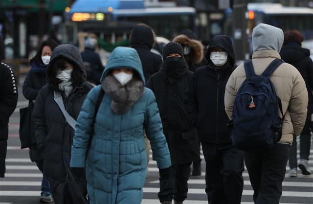 ‘추워’ - 서울의 아침 기온이 영하 14도까지 떨어지는 등 전국 대부분의 지역에 한파특보가 내려진 23일 오전 서울 광화문네거리에서 시민들이 출근길 발걸음을 옮기고 있다.뉴스1