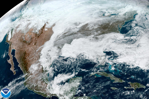 북미 지역의 구름 모습을 보여주는 위성 이미지 - AP연합뉴스