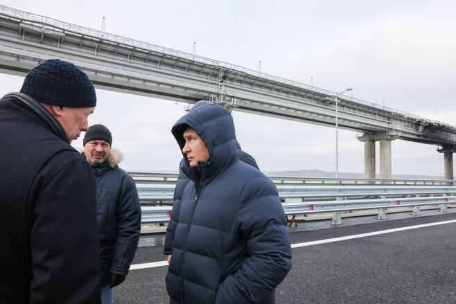 지난 5일(현지시간) 크림대교를 찾은 블라디미르 푸틴 러시아 대통령. 지난 3월에 열린 크림반도 합병 8주년 행사에서 입었던 것과 같은 1600만원짜리 로로피아나 자켓을 입고 있다. [TASS]