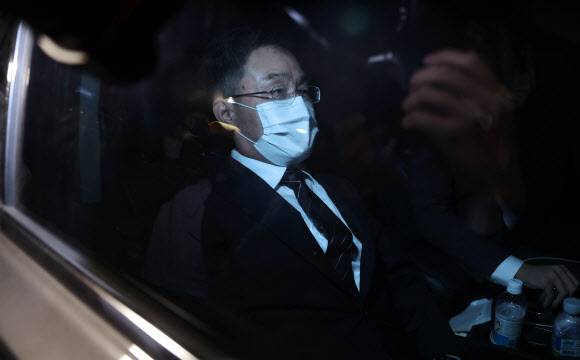 검찰 조사 마치고 떠나는 김만배 - 대장동 개발 로비?특혜 의혹의 핵심 인물인 화천대유자산관리(화천대유) 대주주 김만배 씨가 12일 오전 피의자 신분으로 검찰 소환 조사를 마치고 서초구 서울중앙지방검찰청을 나서고 있다. 2021.10.12 연합뉴스