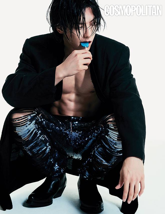 재킷 1백9만원 송지오. 시퀸 시스루 팬츠 가격미정 디스퀘어드2. 앵클부츠 68만5천원 아워레가시.