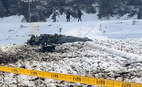- 26일 오전 11시 40분께 강원 횡성군 횡성읍 묵계리에서 공군 KA-1 경공격기가 추락해 군 당국이 수습하고 있다. 조종사 A(27)씨와 B(25)씨 등 2명은 무사히 비상 탈출해 소방당국에 의해 이송됐으며, 의식이 명료한 것으로 전해졌다. 2022.12.26 연합뉴스