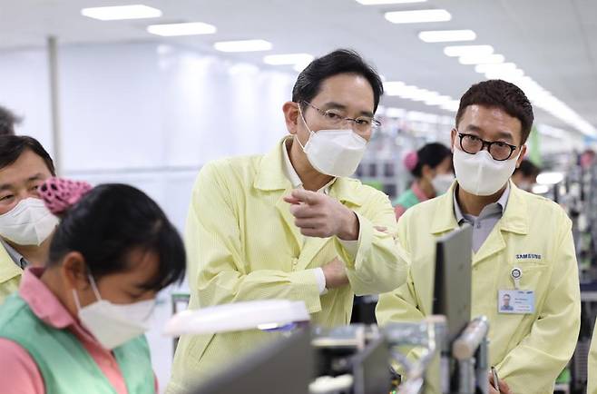 이재용 삼성전자 회장이 지난 23일 베트남 하노이 인근의 삼성전자 법인(SEV)을 방문해 스마트폰 생산 공장을 점검하고 있다. /사진=삼성전자