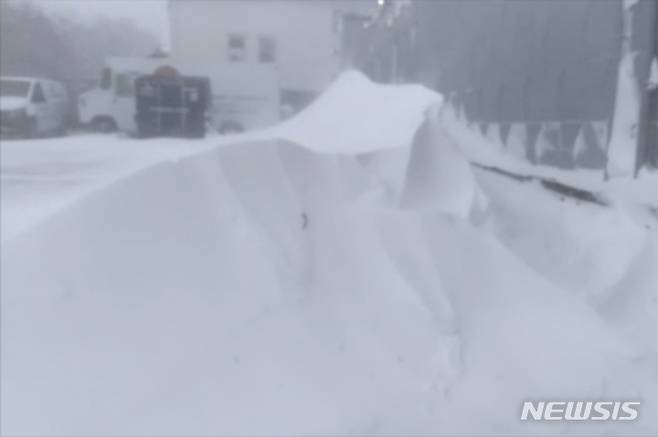 [버펄로=AP/뉴시스] 25일(현지시간) 미국 뉴욕주 버펄로시의 한 거리에 쌓여있는 눈 더미.
