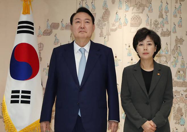 윤석열 대통령이 지난 7월5일 용산 대통령실 청사에서 박순애 부총리 겸 교육부 장관에게 임명장을 수여한 뒤 기념촬영을 하고 있다. 대통령실사진기자단