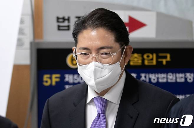 ㈜효성과 계열사에 191억원대의 손해를 끼치고 16억원대 회사 자금을 횡령한 혐의로 재판에 넘겨진 조현준 효성그룹 회장이 2020년 11월25일 서울고법에서 열린 선고 공판을 마친 뒤 법원을 나서고 있다. 서울고법 형사6부(부장판사 오석준 이정환 정수진)는 이날 조 회장에게 징역 2년, 집행유예 3년을 선고했다. /사진=뉴스1