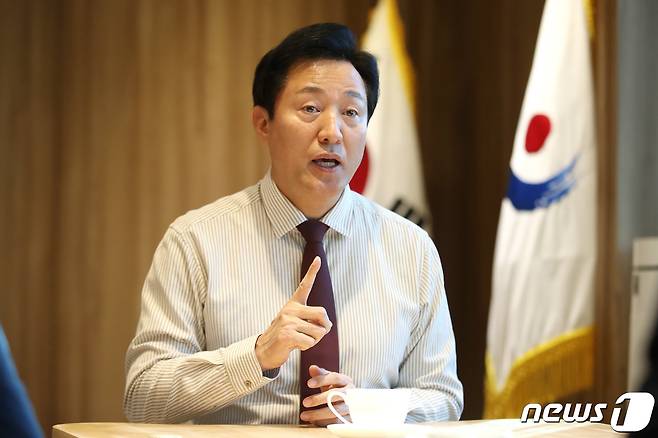 오세훈 서울시장이 26일 오후 서울 중구 세종대로 서울특별시청 집무실에서 뉴스1과 인터뷰를 갖고 있다. 2022.12.26/뉴스1 ⓒ News1 임세영 기자