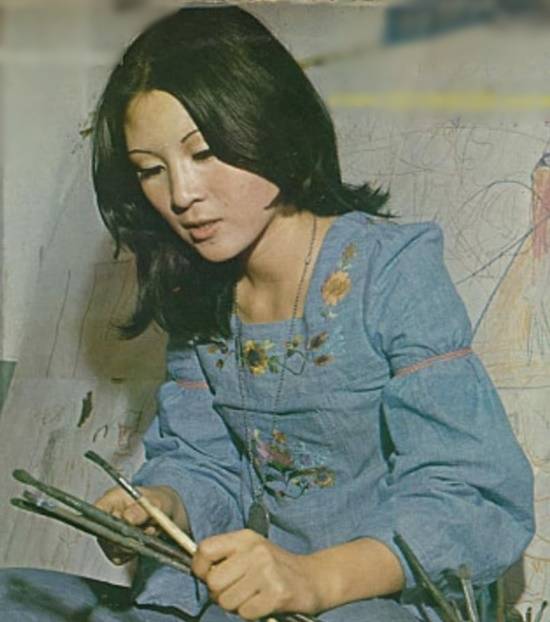 이연실은 '찔레꽃' '소낙비' '목로주점' 등 서정적인 노래로 팬들의 마음을 사로잡았다. 홍익대 미대 재학 시절 다방 레지 생활을 하며 음악과 인생을 직접 경험하기도 했다. /온라인커뮤니티