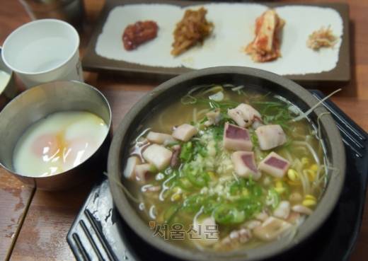 대원옥 콩나물 국밥. 수란을 곁들여 먹는데 순한 맛이 일품이다.