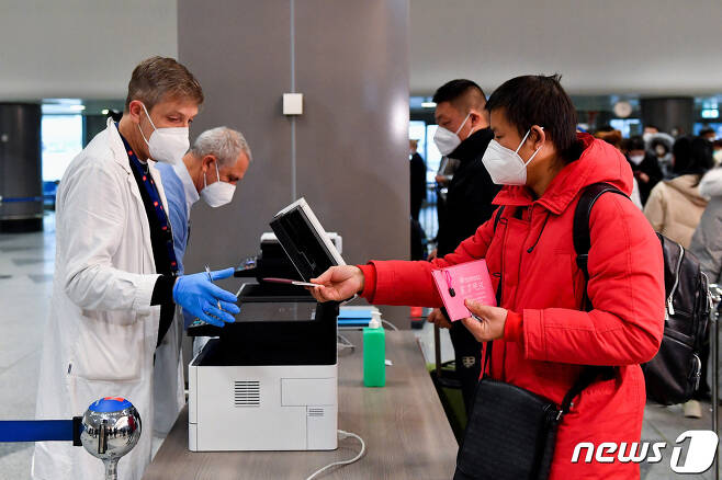 29일(현지시간) 이탈리아 밀라노 말펜사 공항에서 중국에서 오는 모든 여행객을 대상으로 코로나19 검사를 진행하고 있다. ⓒ 로이터=뉴스1 ⓒ News1 권진영 기자