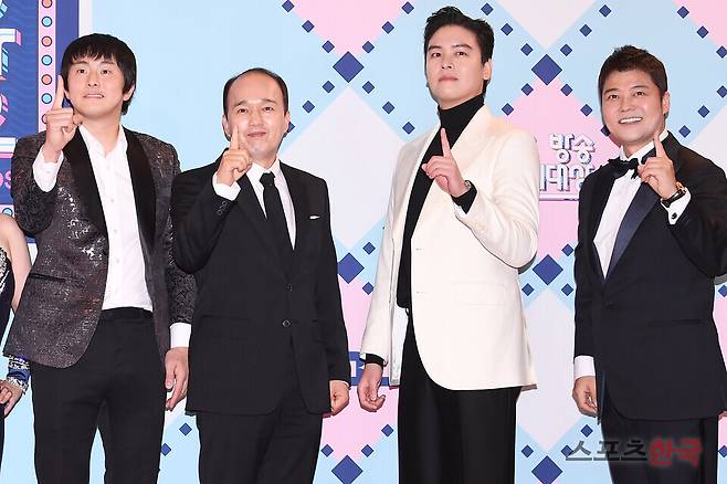 '2022 MBC 방송연예대상' 포토월 행사에 참석한 기안84, 김광규, 이장우, 전현무. ⓒ이혜영 기자 lhy@hankooki.com