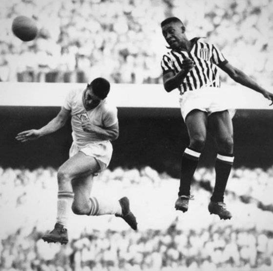 펠레는 작은 키에도 뛰어난 헤딩 능력을 선보였다. 사진 펠레 인스타그램