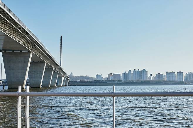 Almost every day, someone jumps off one of the 31 bridges over Han River in South Korea. (gettyimagesBank)