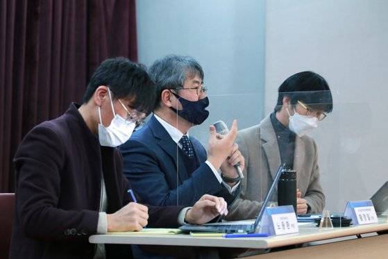 웨이브, 티빙, 왓챠 등 OTT 3개 사로 구성된 OTT음악저작권대책협의체(이하 OTT음대협)가 2021년 2월 기자간담회를 진행하는 모습. 왼쪽부터 노동환 콘텐츠웨이브 정책협력부장, 황경일 OTT음대협 의장, 허승 왓챠 이사. 연합뉴스