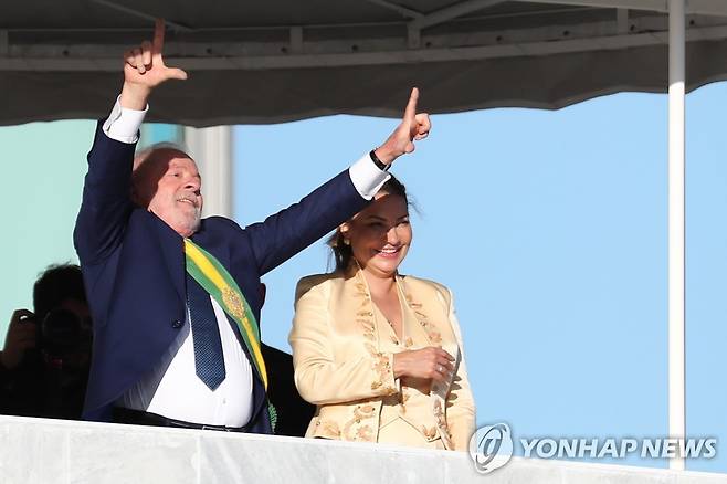 지지자 환호 속 대통령 취임한 룰라 (브라질리아 EPA=연합뉴스) 루이스 이나시우 룰라 다시우바 브라질 대통령이 1일(현지시간) 브라질리아에서 열린 대통령 취임식에서 환호하는 지지자를 향해 자신의 이름을 뜻하는 알파벳 'L' 모양을 손가락으로 만들어 보이고 있다. 2022.1.2