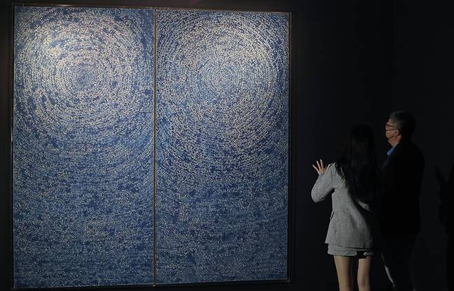 2019년 경매 당시 약 132억원에 낙찰돼 한국 미술품 경매 사상 최고가 낙찰 기록을 세운 김환기의 '우주'(Universe 5-IV-71 #200). /연합뉴스