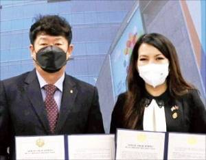 김윤식 신협중앙회장(왼쪽)과 찌릉 보톰랑세이 주한 캄보디아 대사가 작년 9월 5일 다문화가족 생활 안정 및 금융서비스 지원을 위한 업무협약을 체결하고 있다. 신협 제공