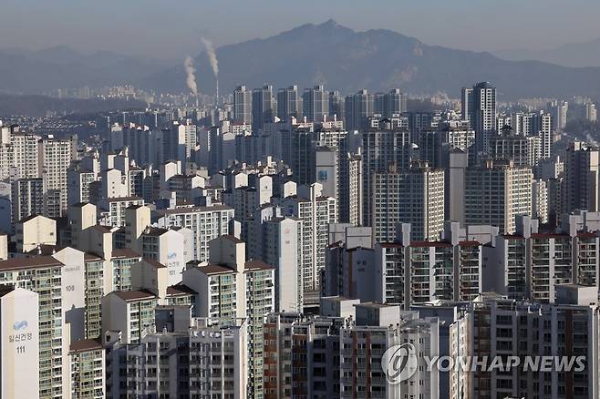 강남3구·용산 빼고 부동산 규제지역 다 푼다 (서울=연합뉴스) 박동주 기자 = 정부가 주택 시장 경착륙을 막기 위해 규제지역을 대거 해제한다. 서울 강남 3구와 용산구를 제외하고 모든 지역이 규제지역에 풀릴 전망이다.
사진은 3일 서울 성북구 등 강북지역 아파트 단지의 모습. 2023.1.3 pdj6635@yna.co.kr