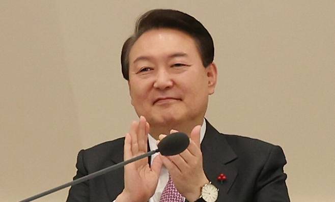 윤석열 대통령이 2022년 12월28일 서울 청와대 영빈관에서 열린 정부 업무보고에서 다누리호가 달 궤도 진입에 성공한 영상을 보며 박수를 치고 있다. 대통령실사진기자단