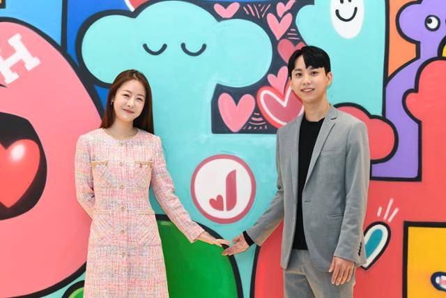 성지인(왼쪽), 신민호 테키 공동대표가 서울 논현로 사무실 1층에서 '모두의 지인' 서비스를 위해 범민 작가가 특별히 그려준 벽화 '헬로우맨'을 소개하고 있다. 김영원 인턴기자