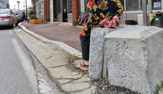 한자로 '추풍령'이라고 새겨진 돌은 원래 다리에 새겨진 것이었지만, 다리를 새로 놓으면서 이 돌을 옮겨 놓았다.김홍준 기자