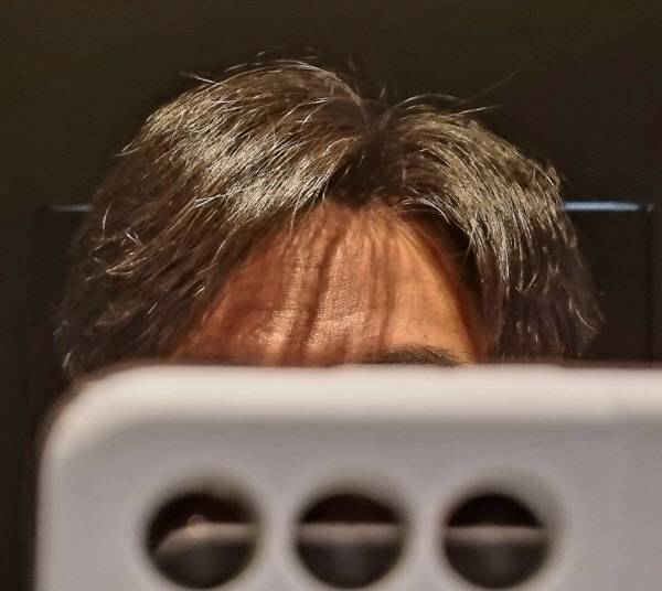 다이슨 에어랩으로 2 대 8 가르마를 만들었다. 정옥재 기자