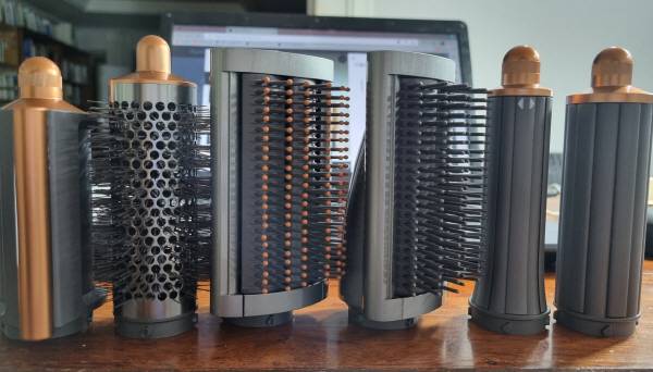 다이슨 에어랩 컴플리트에 들어 있는 스타일링 툴. 왼쪽부터 코안다 스무딩 드라이어, 라운드 볼륨 브러시, 스무딩 브러시 2개, 에어랩 배럴 2개. 정옥재 기자