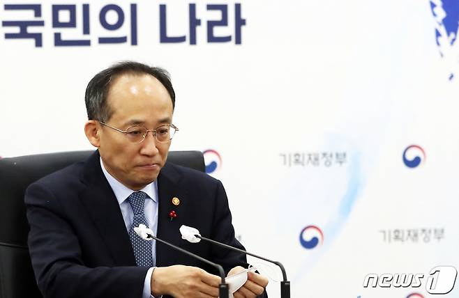 (세종=뉴스1) 김기남 기자 = 추경호 경제부총리 겸 기획재정부 장관이 4일 오전 세종시 정부세종청사에서 비상경제장관회의에 참석하여 무거운 표정으로 회의를 준비하고 있다. 2022.1.4/뉴스1 Copyright (C) 뉴스1. All rights reserved. 무단 전재 및 재배포 금지.