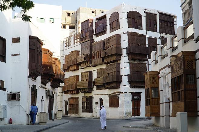 ‘라와신’(Rawashin) 양식의 돌출형 발코니가 인상적인 알발라드 마을 골목