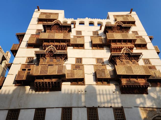 목재발코니는 집집마다 나름대로 멋을 부려 만들었다.