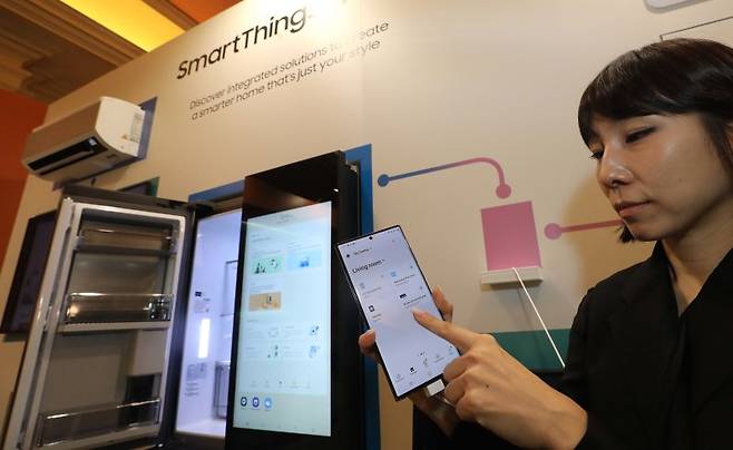 세계 최대 전자·정보기술(IT) 전시회인 CES 2023 개막을 이틀 앞둔 3일(현지시간) 미국 네바다주 라스베이거스 시저스 팰리스에서 열린 삼성 비스포크 홈 프라이빗 쇼케이스에서 관계자가 삼성 사물인터넷 플랫폼인 스마트싱스를 설명하고 있다. /뉴스1