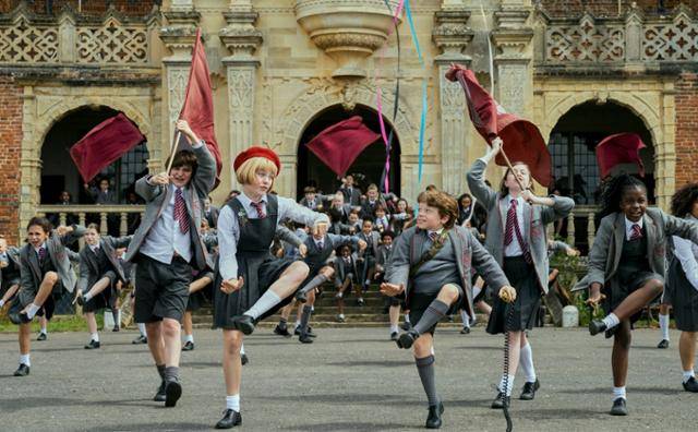 넷플릭스 영화 '로알드 달의 뮤지컬 마틸다' 스틸컷. 빨간 베레모를 쓴 호텐시아(왼쪽에서 두 번째)는 조연이지만 시청자들의 눈길을 단번에 사로잡았다. 넷플릭스 제공