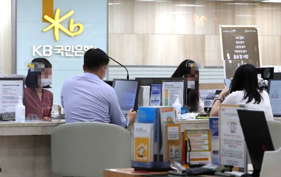 KB국민은행이 중식시간 동시사용 제도를 시범 운영한다. 사진은 서울 KB국민은행 여의도 영업점./사진=뉴스1