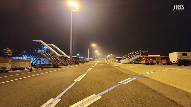 오늘(6일) 새벽 제주국제공항 활주로 한쪽에 세워진 지상조업용 특수차량들.