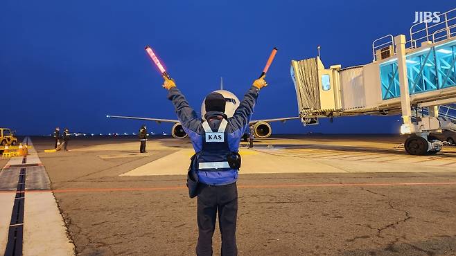 오늘(6일) 아침 제주국제공항으로 착륙한 항공편을 주기장으로 유도하는 지상조업원