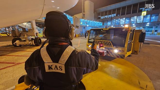 오늘(6일) 새벽 인터폰을 통해 기장과 소통을 하며 토잉트랙터에 사인을 보내는 지상조업원