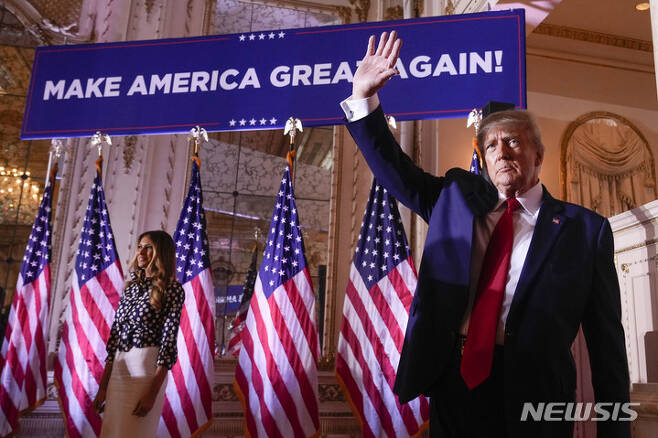 [마라라고=AP/뉴시스] 도널드 트럼프 전 미국 대통령이 15일(현지시간) 미국 플로리다주 팜비치 마라라고에서 대선 출마 기자회견을 한 뒤 손을 흔들고 있다. 2022.11.16.