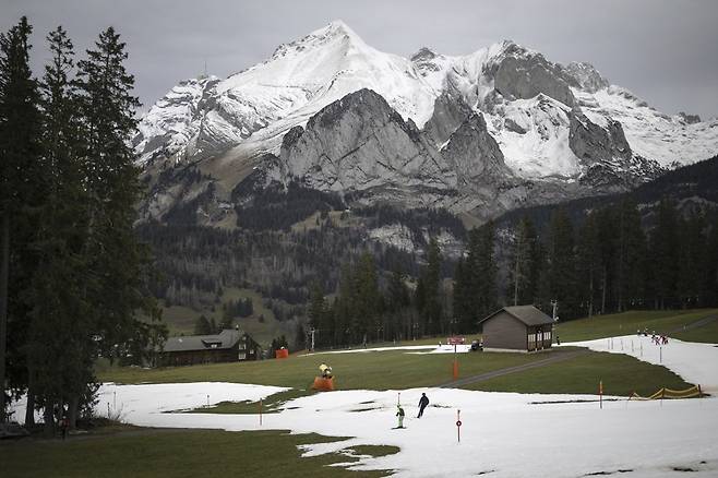지난 4일 스위스 알프스의 한 스키장 모습으로, 인공 눈으로 슬로프가 조성됐다. AP 연합뉴스