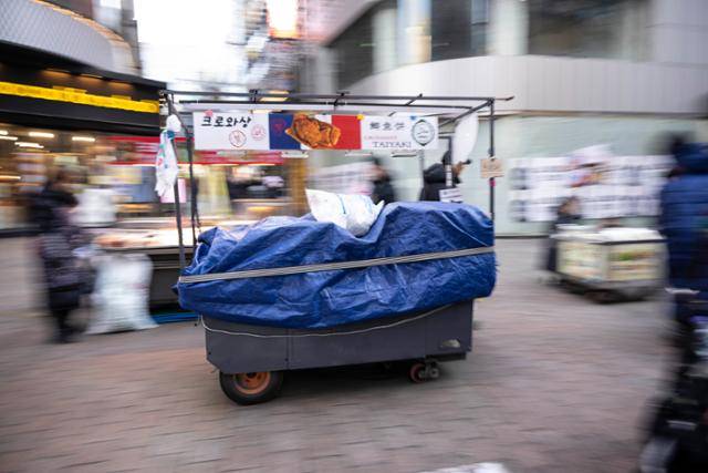 일부 노점 활성화 지역들은 상인과 지자체가 협의해 영업 시간을 정해놓기도 한다. 대표적인 노점 거리인 명동길의 경우 오후 4시부터가 영업 시간이다. 4일 오후 3시 30분쯤 서울 중구 명동길의 노점상이 영업 위치로 매대를 이동시키고 있다.