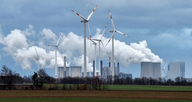 독일 자케라스 인근 석탄 화력발전소 앞에서 풍력발전기가 운영되고 있다.사진=AP 연합뉴스