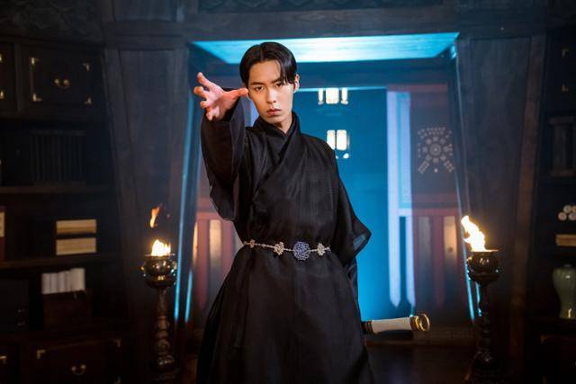 '환혼'에서 기문이 막힌 장욱(이재욱)은 스승을 찾아 기문을 열고 술법을 익힌다. tvN 제공