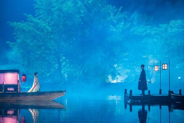 드라마 '환혼' 파트2에서 장욱(오른쪽·이재욱)이 살수인 낙수의 영혼이 깃든 부연(고윤정)을 강가에서 기다리고 있다. 장욱은 환혼술로 부연의 몸에 영혼이 깃든 낙수와 파트1에서 연인 사이다. tvN 제공