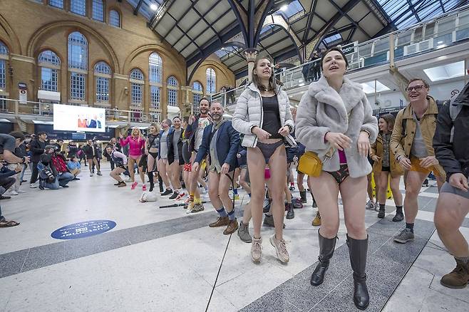 8일 영국 런던에서 열린 '바지 벗고 지하철 타기' 참가자들이 지하철역에서 춤추고 있다. AP=연합뉴스