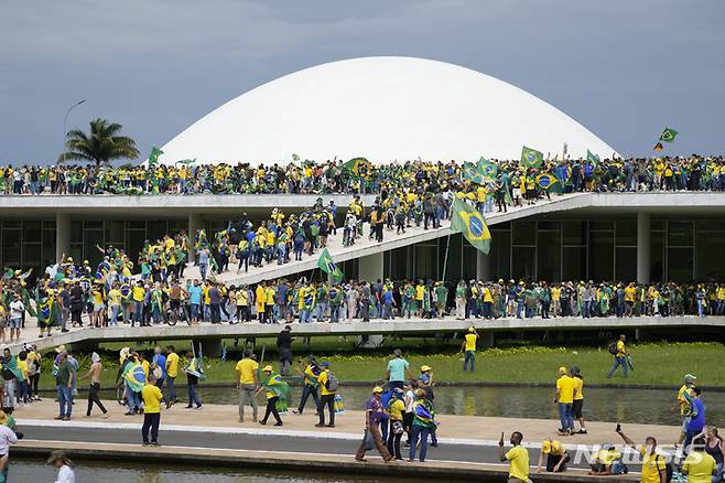 [브라질리아=AP/뉴시스]하이르 보우소나루 전 브라질 대통령을 지지하는 시위대들이 8일(현지시간) 수도 브라질리아의 브라질 의회를 점거하고 있다. 2023.01.09.