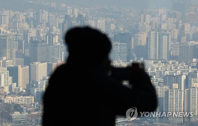 흐린 전망 속 한국 기업 (서울=연합뉴스) 류영석 기자 = 내년 경기침체 전망 속에서 신용평가업계가 건설, 철강, 유통, 게임 등 기업들에 대한 신용등급을 하향 조정하는 가운데 27일 다수 기업이 입주한 서울 마포, 용산 일대의 모습. 2022.12.27 ondol@yna.co.kr