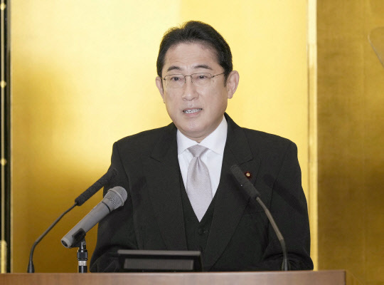 기시다 후미오 일본 총리가 4일 미에현 이세시 이세신궁을 참배한 뒤 현지에서 신년 기자회견을 열고 있다.<AFP=연합뉴스>