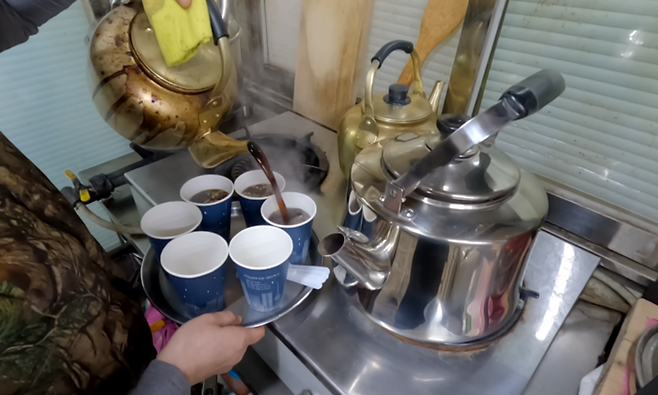 따뜻한 쌍화차를 테이크아웃 잔에 내어 놓고 있다 / 사진 = 정윤지 기자