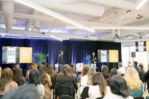 9일(미국 현지 시간) 샌프란시스코 레드우드시티에 위치한 포시마크 오피스에서 진행된 상견례 및 사내 설명회에서 네이버 스마트렌즈 기술이 적용된 포시 렌즈를 포시마크 임직원 앞에서 시연하고 있다.(사진=네이버 제공) *재판매 및 DB 금지