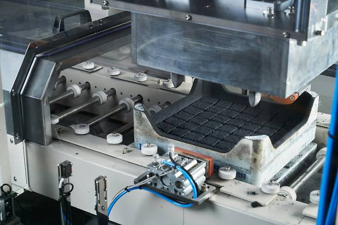 포스코케미칼의 전남 광양 양극재 공장 내 소성로에서 생산된 양극재.(사진=포스코케미칼)